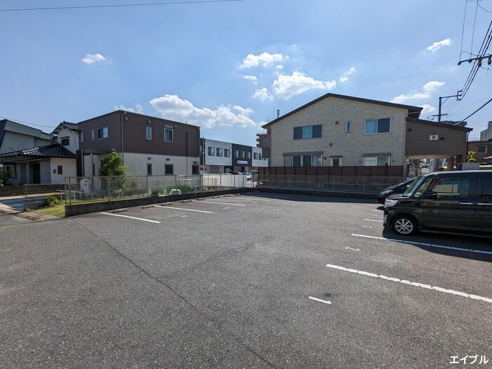 物件外観写真2　(駐車場)