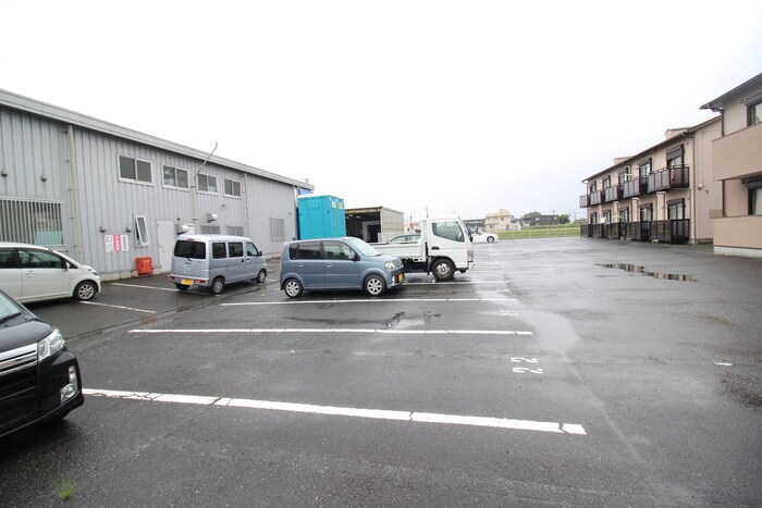 物件外観写真3　(駐車場)