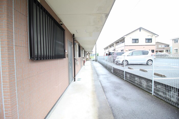 物件外観写真4　(エントランス部分)