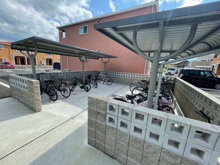 物件外観写真3　(駐輪場)