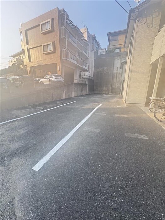 物件外観写真5　(駐車場)