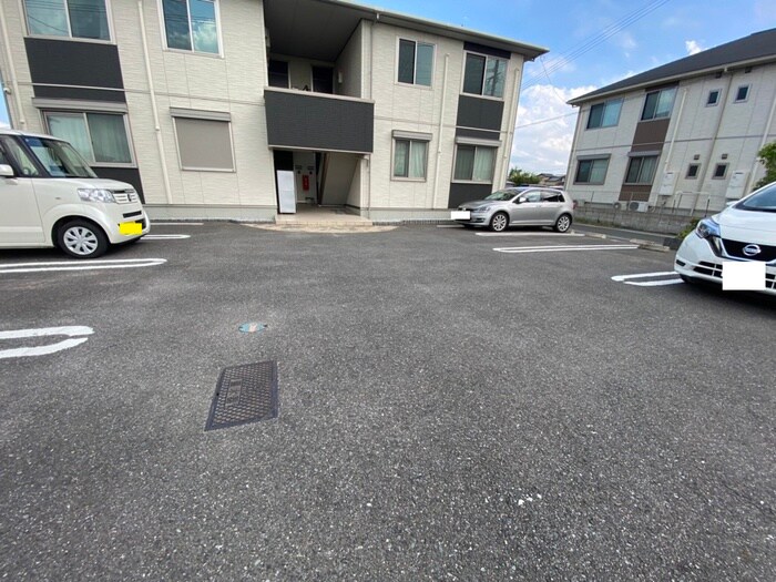 物件外観写真2　(駐車場)