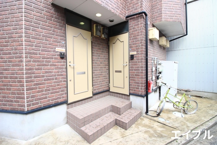 物件外観写真2　(エントランス部分)