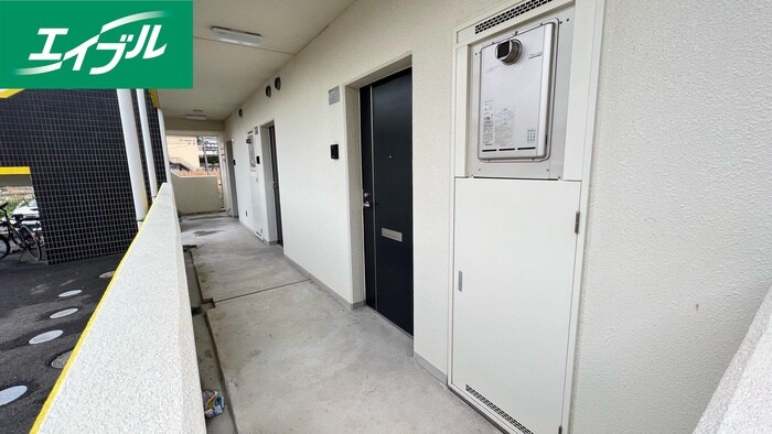 物件外観写真3　(エントランス部分)