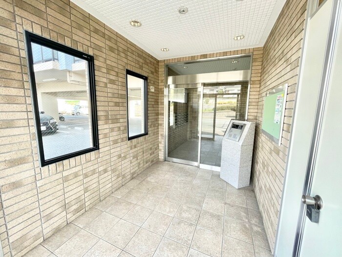 物件外観写真3　(エントランス部分)