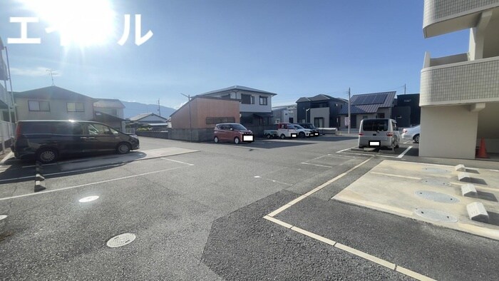物件外観写真5　(駐車場)