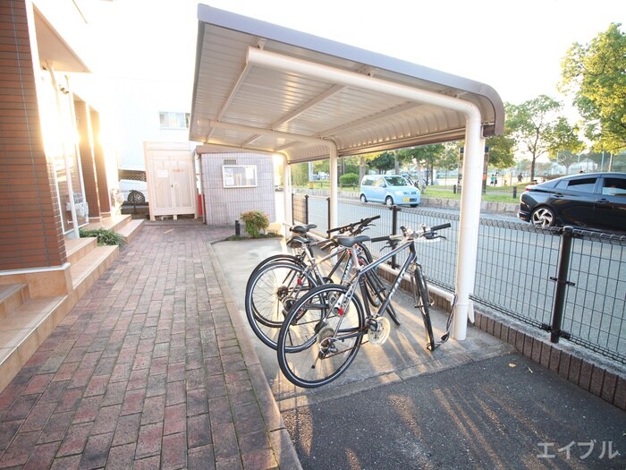 物件外観写真4　(駐輪場)