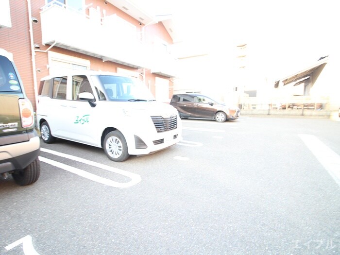 物件外観写真5　(駐車場)