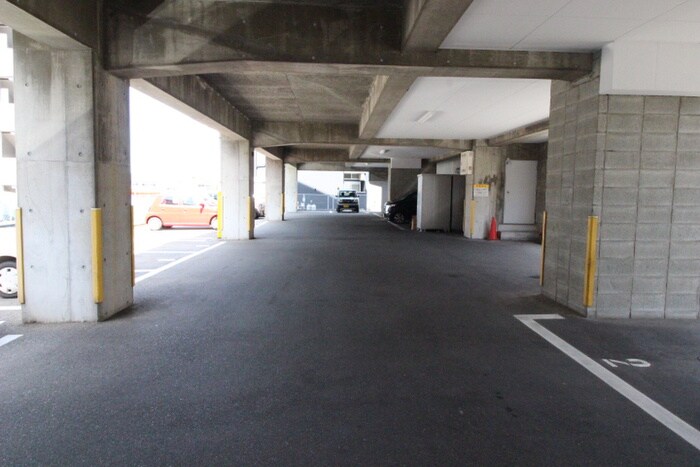 物件外観写真3　(駐車場)