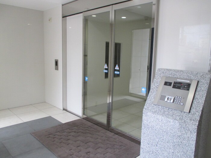 物件外観写真3　(エントランス部分)