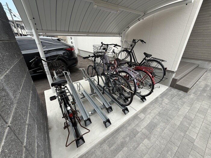 物件外観写真4　(駐輪場)