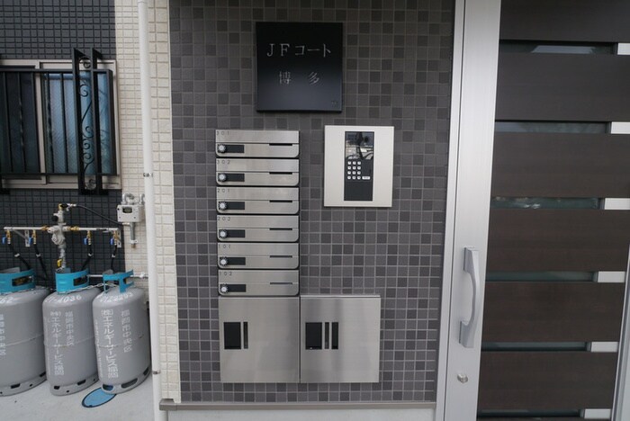 物件外観写真3　(エントランス部分)