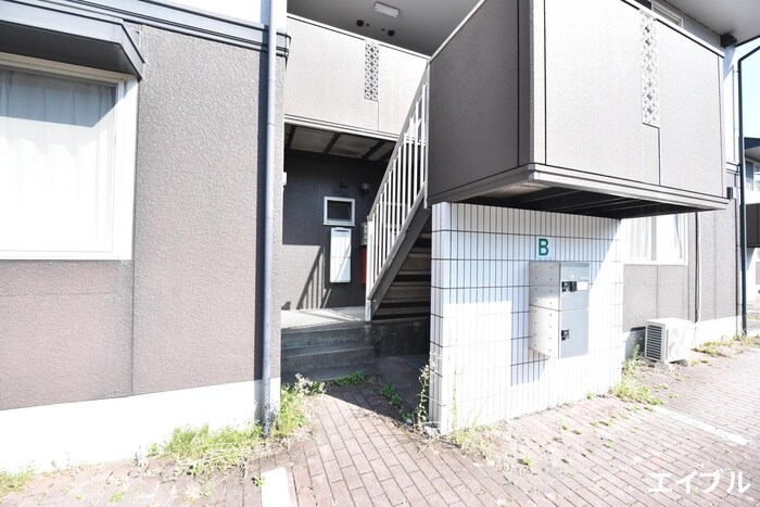 物件外観写真2　(エントランス部分)