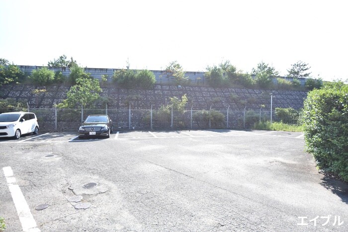 物件外観写真3　(駐車場)