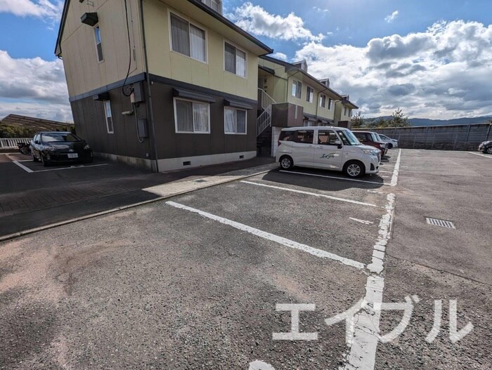 物件外観写真4　(駐車場)