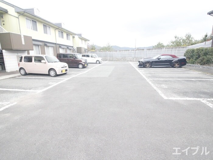 物件外観写真2　(駐車場)