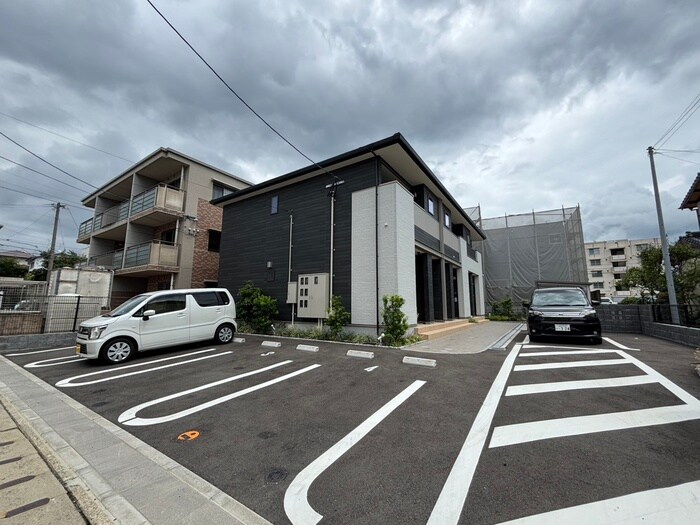 物件外観写真4　(駐車場)