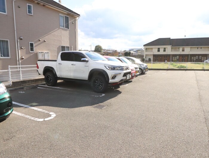 物件外観写真4　(駐車場)