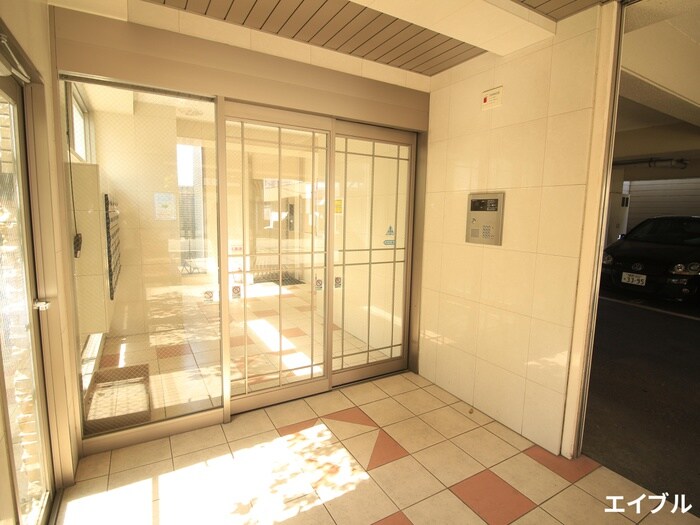 物件外観写真2　(エントランス部分)