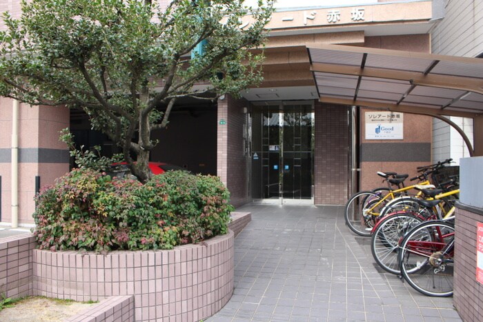 物件外観写真2　(エントランス部分)