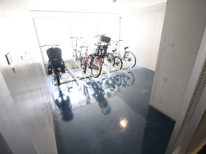 物件外観写真4　(駐輪場)