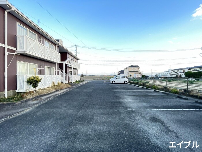 物件外観写真2　(駐車場)