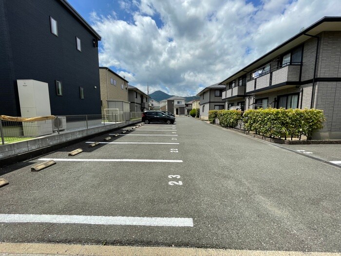 物件外観写真3　(駐車場)