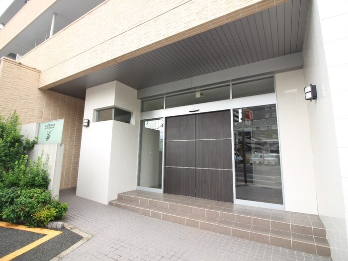 物件外観写真2　(エントランス部分)