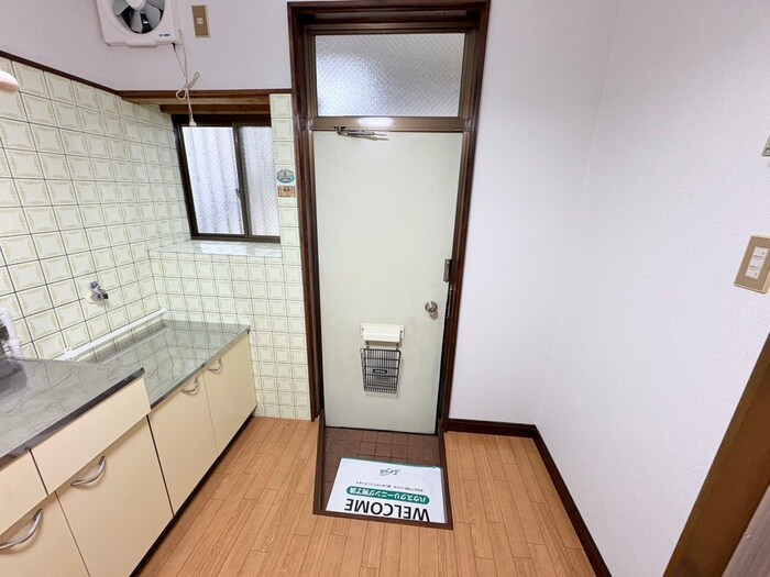 物件内観写真10　(玄関)