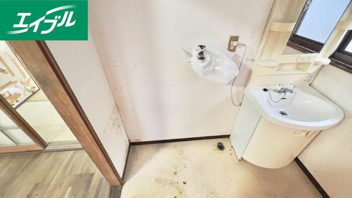 物件内観写真16　(洗濯機置場)