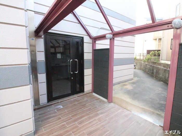 物件外観写真3　(エントランス部分)