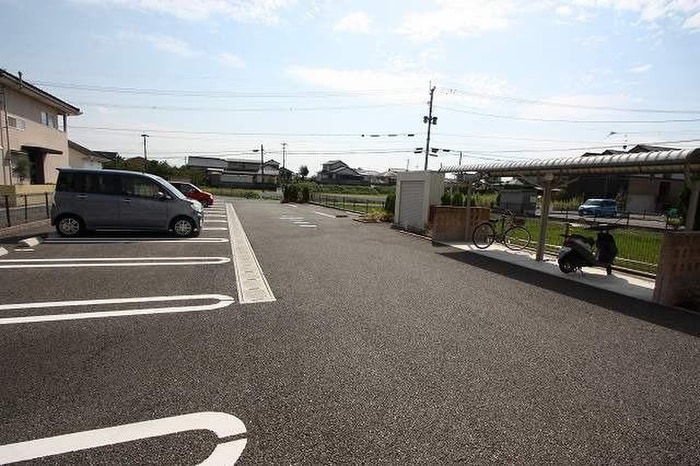物件外観写真2　(駐車場)