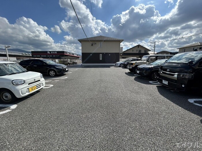 物件外観写真3　(駐車場)