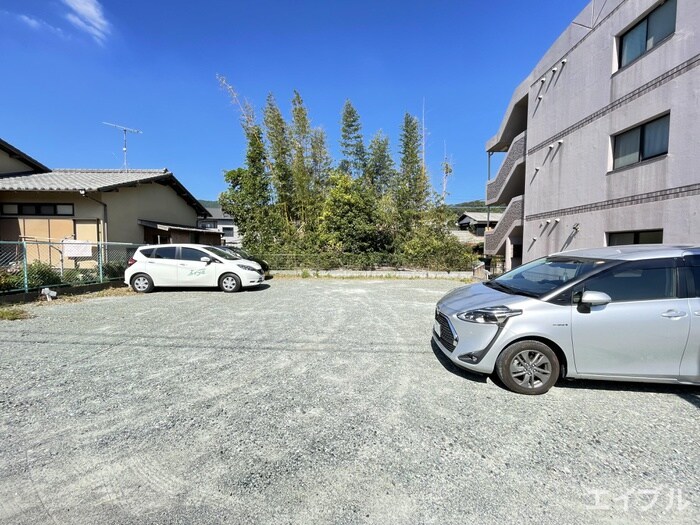 物件外観写真3　(駐車場)