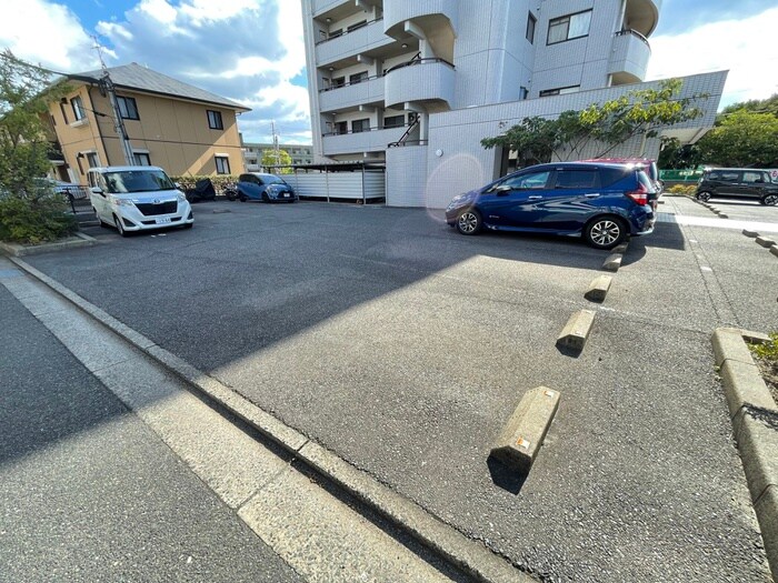物件外観写真2　(駐車場)