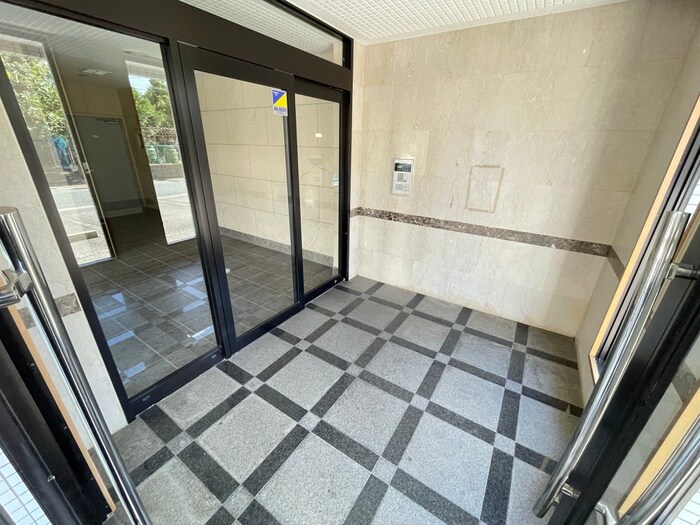 物件外観写真3　(エントランス部分)