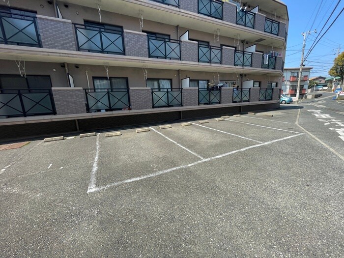 物件外観写真2　(駐車場)