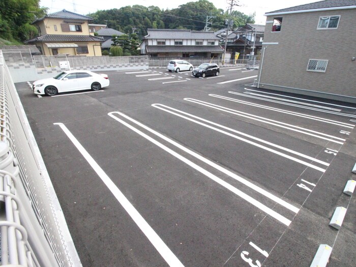 物件外観写真2　(駐車場)