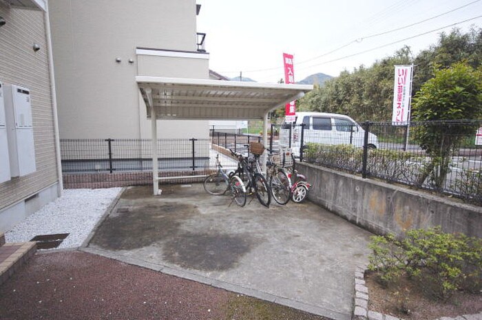 物件外観写真2　(駐輪場)