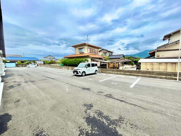 物件外観写真2　(駐車場)
