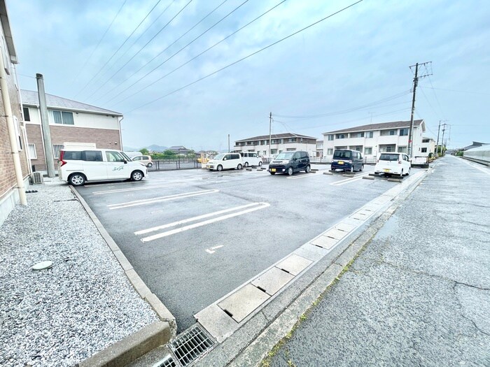 物件外観写真2　(駐車場)