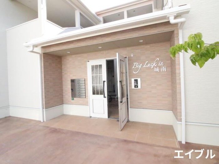 物件外観写真3　(エントランス部分)