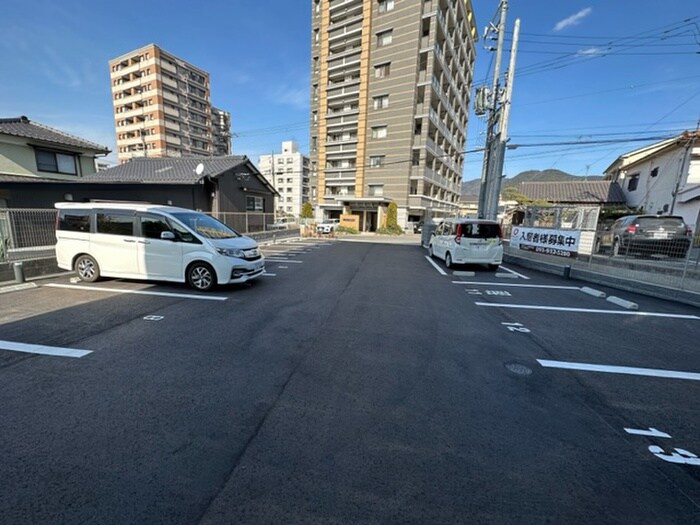物件外観写真3　(駐車場)