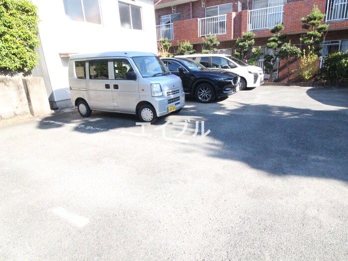 物件外観写真3　(駐車場)
