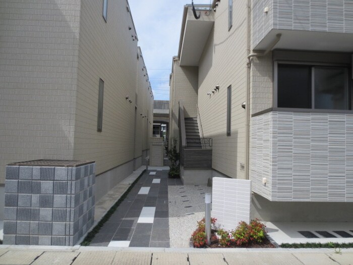 物件外観写真2　(エントランス部分)