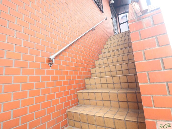 物件外観写真4　(エントランス部分)