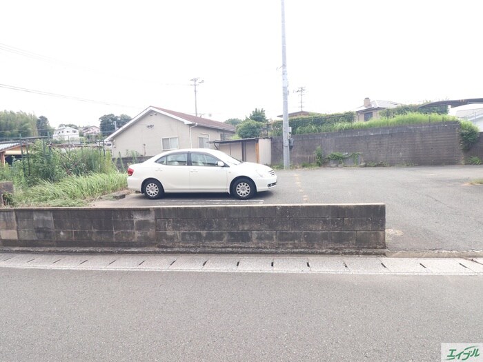物件外観写真5　(駐車場)