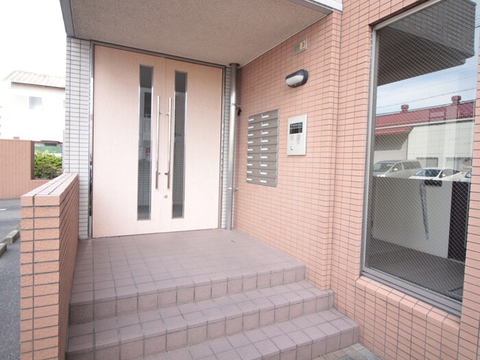 物件外観写真6　(エントランス部分)