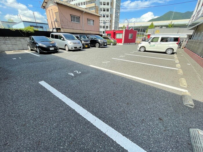 物件外観写真2　(駐車場)