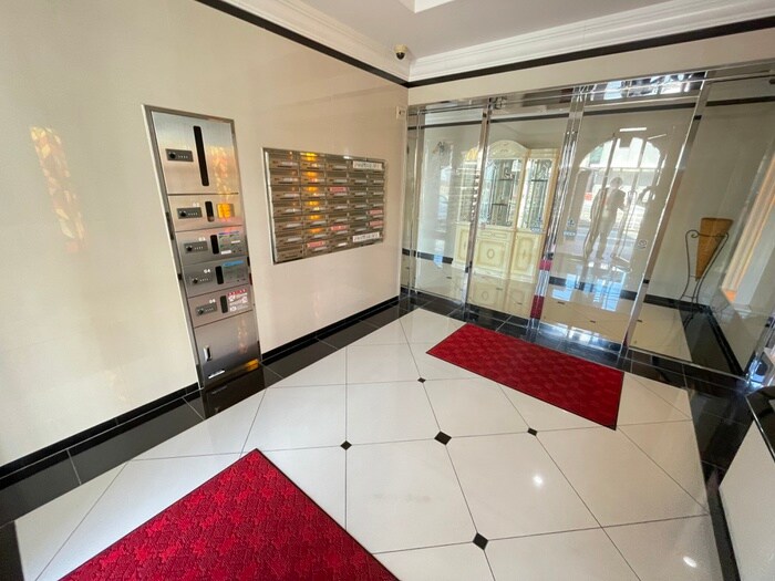 物件外観写真3　(エントランス部分)